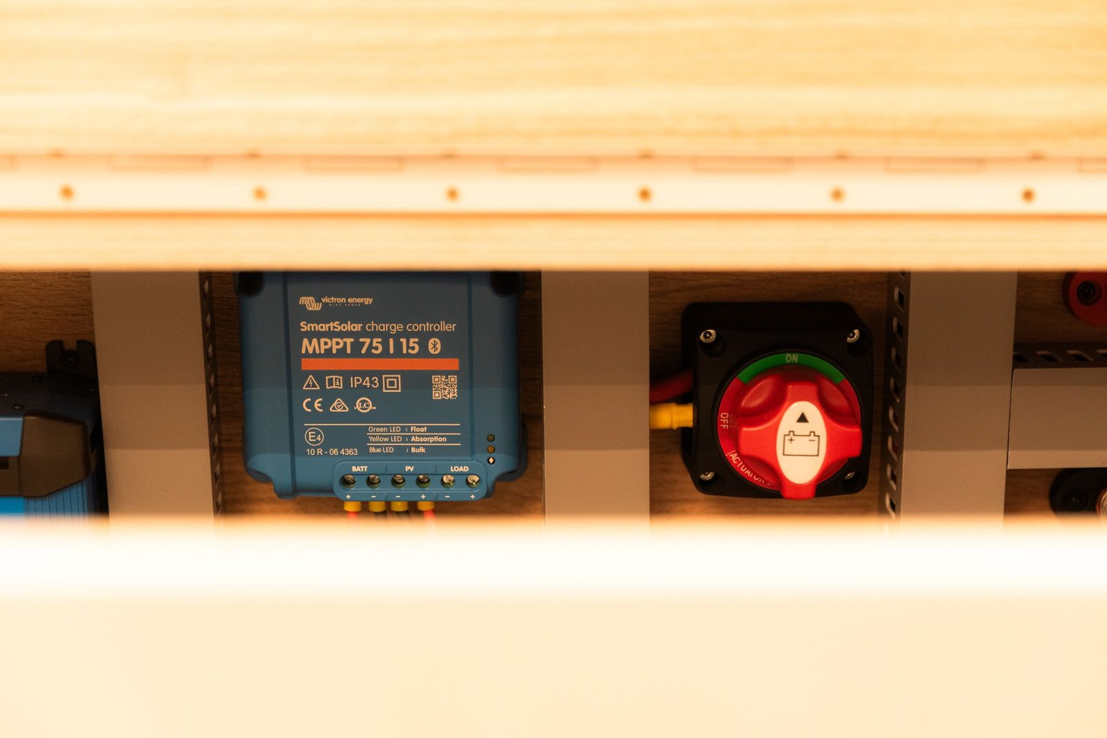 Regulador solar Victron SmartSolar MPPT y desconectador de baterías bajo el mueble